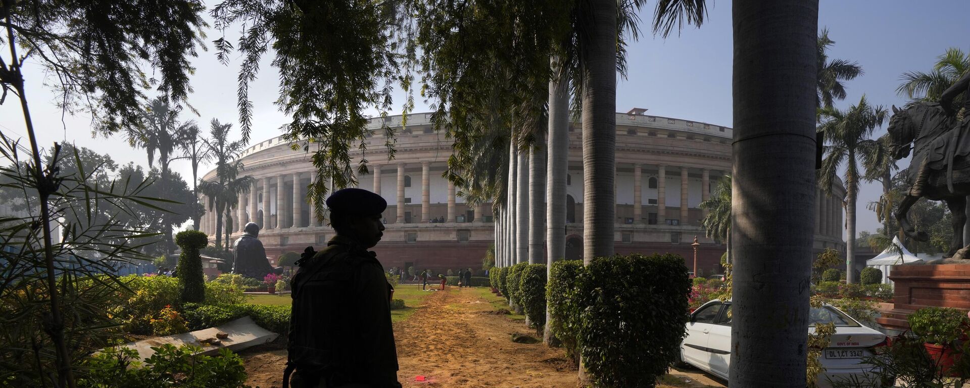 A para military force soldier stands guard on the opening day of the winter session of the Parliament, in New Delhi, India, Wednesday, Dec. 7, 2022. - Sputnik India, 1920, 16.12.2022