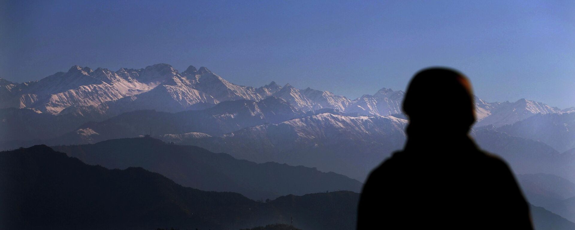 An Indian army soldier looks towards the snow-covered Pir Panjal range of mountains from one of their forward post at the Line of Control (LOC) between India and Pakistan border, in Poonch, about 248 kilometers (155 miles) from Jammu, India, Wednesday, Dec. 16, 2020 - Sputnik India, 1920, 31.05.2023