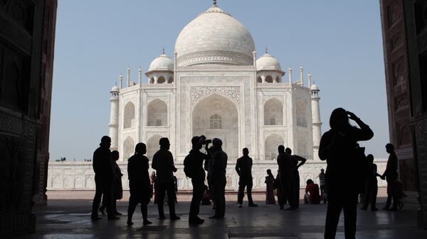 Tourists on the territory of the Taj Mahal palace in the city of Agra - Sputnik India
