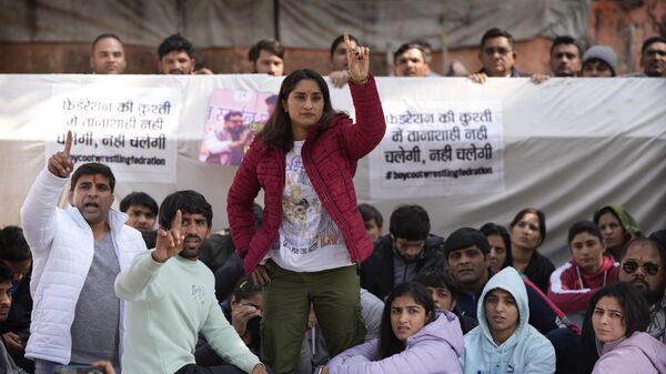 Bajrang Punia, Indian wrestler who won a Bronze medal at the 2020 Tokyo Olympics, second left, participates with other wrestlers in a protest against Wrestling Federation of India President Brijbhushan Sharan Singh and other officials in New Delhi, India, Friday, Jan. 20, 2023. - Sputnik India