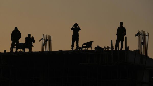 Pakistan police commandos stand guard on a rooftop while they observe the area to ensure the security of the rally of Pakistan's former Prime Minister Imran Khan's 'Pakistan Tehreek-e-Insaf' party, in Rawalpindi, Pakistan, Saturday, Nov. 26, 2022. - Sputnik India
