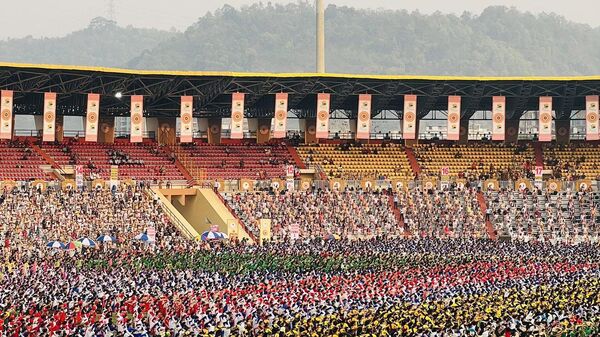Assam’s Bihu enters the Guinness Book of World Records with the Largest Bihu performance in a single venue under the folk-dance category - Sputnik India