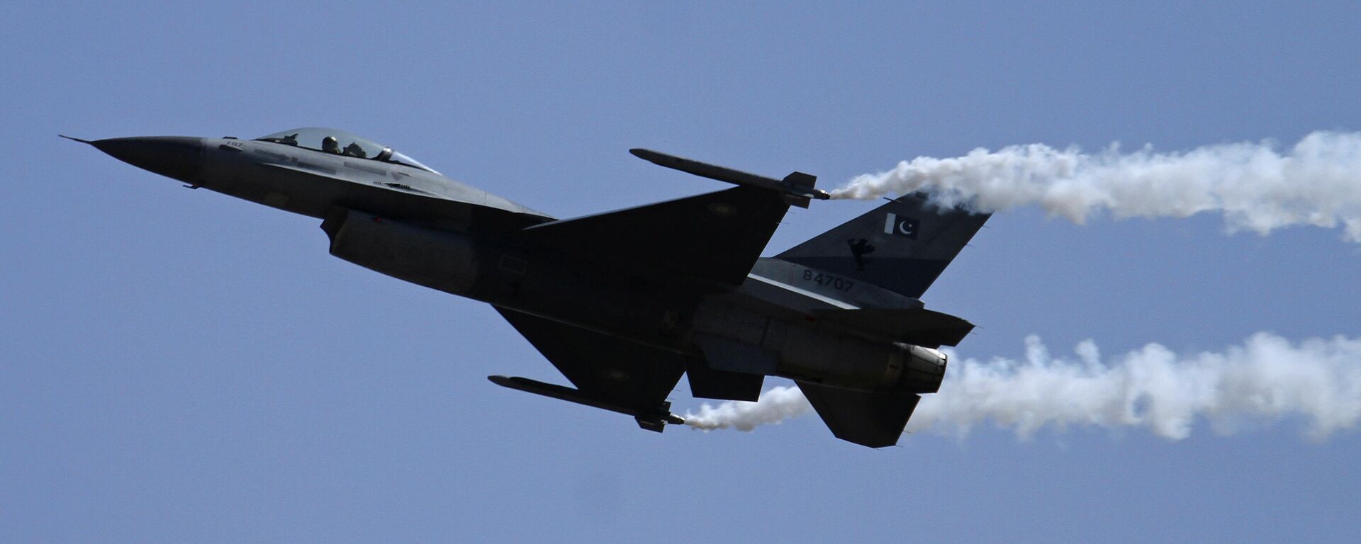 A Pakistani Air Force F-16 fighter jet flies during a military parade to mark Pakistan's Republic Day in Islamabad, Pakistan, Thursday, March 23, 2017. - Sputnik India, 1920, 18.03.2024