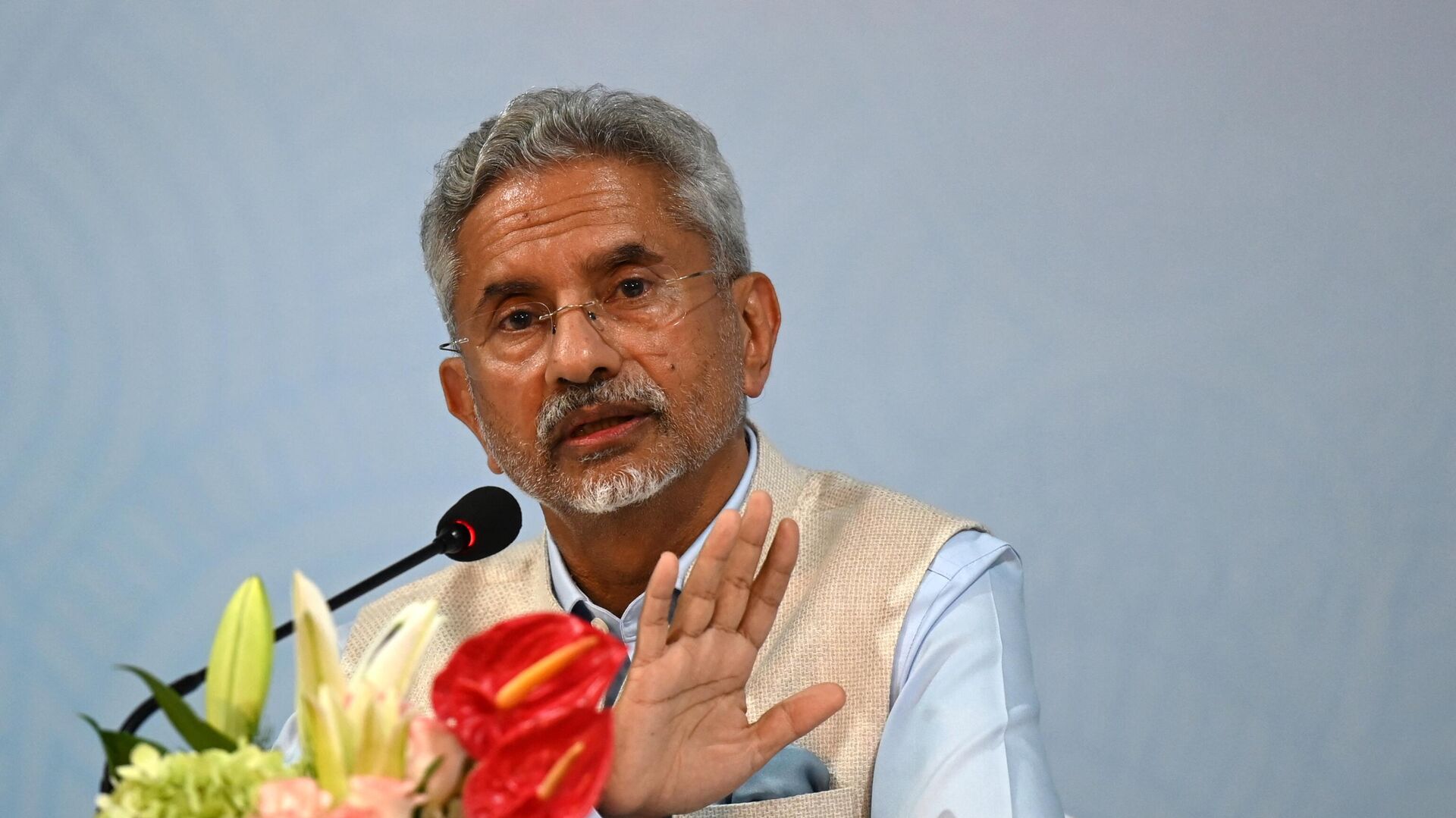 India's Foreign Minister Subrahmanyam Jaishankar gestures as he speaks during a news conference at the media centre for the Shanghai Cooperation Organization (SCO) meeting in Benaulim on May 5, 2023. (Photo by Punit PARANJPE / AFP) India's Foreign Minister Subrahmanyam Jaishankar gestures as he speaks during a news conference at the media centre for the Shanghai Cooperation Organization (SCO) meeting in Benaulim on May 5, 2023. (Photo by Punit PARANJPE / AFP) - Sputnik India, 1920, 09.07.2023