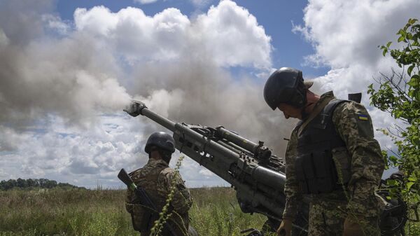 Ukrainian servicemen fire at Russian positions from a U.S.- supplied M777 howitzer in Kharkiv region, Ukraine, on Thursday, July 14, 2022. - Sputnik India