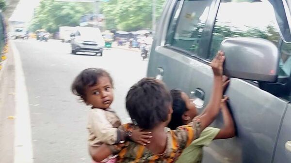 Kids trying begging from daily commuters near Delhi's Connaught Place area - Sputnik India