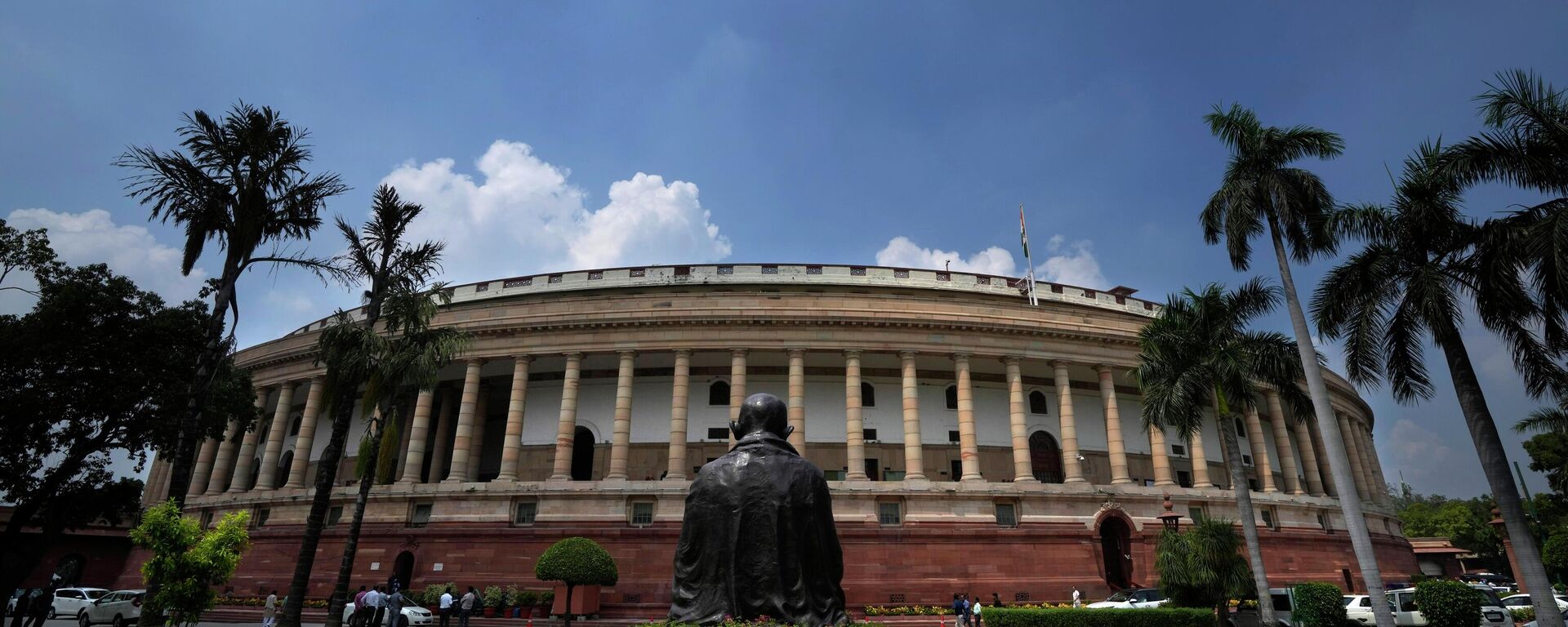 A statue of Mahatma Gandhi sits in front of the old Parliament House on the opening day of the monsoon session of the Indian parliament - Sputnik India, 1920, 19.09.2023