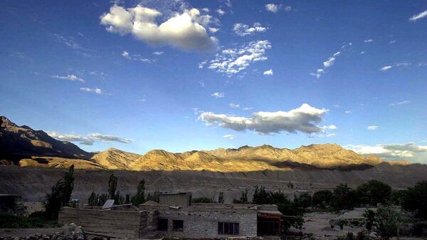 The view of the frontier from the Indian border town of Kargil, in northern most Jammu and Kashmir,  battered  in 1999 by Pakistani artillery shells, is seen Wednesday, June 19, 2001. - Sputnik India