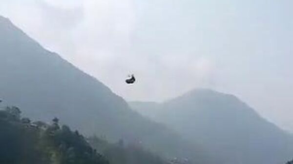 Six school children and two others trapped inside a cable car after two of its wires snapped in a deep valley in Khyber Pakhtunkhwa province. - Sputnik India