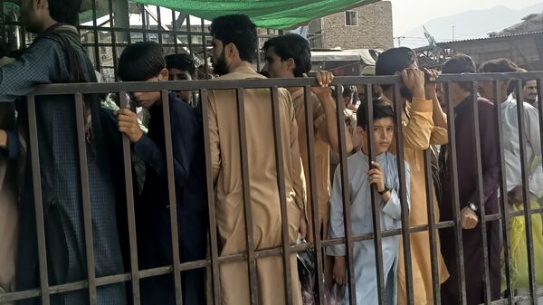 People wait their turn to cross the border following its reopening in Torkham, Pakistan, Friday, Sept. 15, 2023. A key northwestern border crossing between Pakistan and Afghanistan reopened Friday after a nine-day closure due to clashes between border forces, officials from both sides said. - Sputnik India