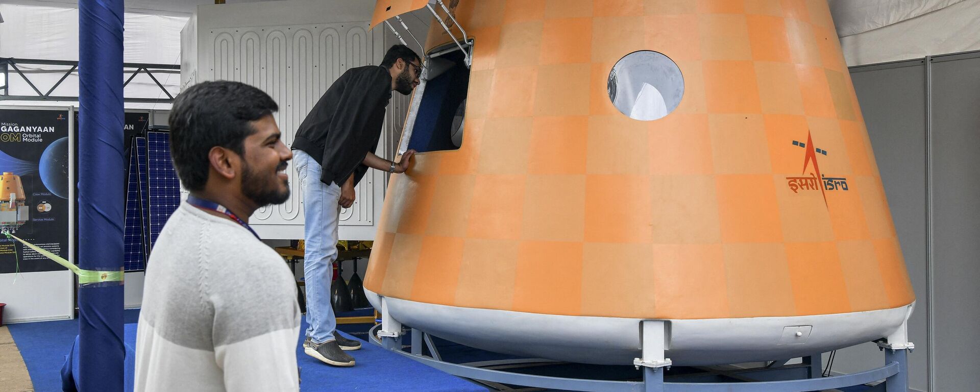 Visitors look at an actual scale model of “Gaganyaan Orbital Module”, India’s first manned space flight at the Human Space Flight Expo organised by the Indian Space Research Organisation (ISRO) at the Jawaharlal Nehru Planetarium in Bangalore on July 21, 2022. - Sputnik India, 1920, 20.10.2023