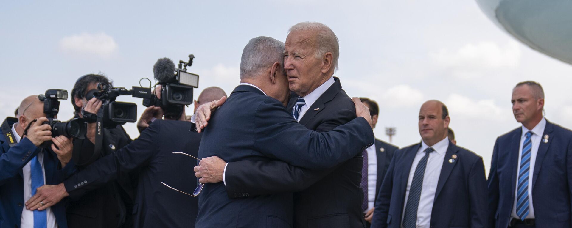 President Joe Biden is greeted by Israeli Prime Minister Benjamin Netanyahu after arriving at Ben Gurion International Airport - Sputnik India, 1920, 16.09.2024