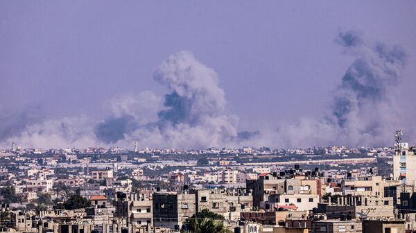 Huge plums of smoke rise on the horizon over the city of Khan Yunis as seen from the city of Rafah, in the southern Gaza Strip on November 4, 2023, amid the ongoing battles between Israel and the Palestinian group Hamas. - Sputnik India