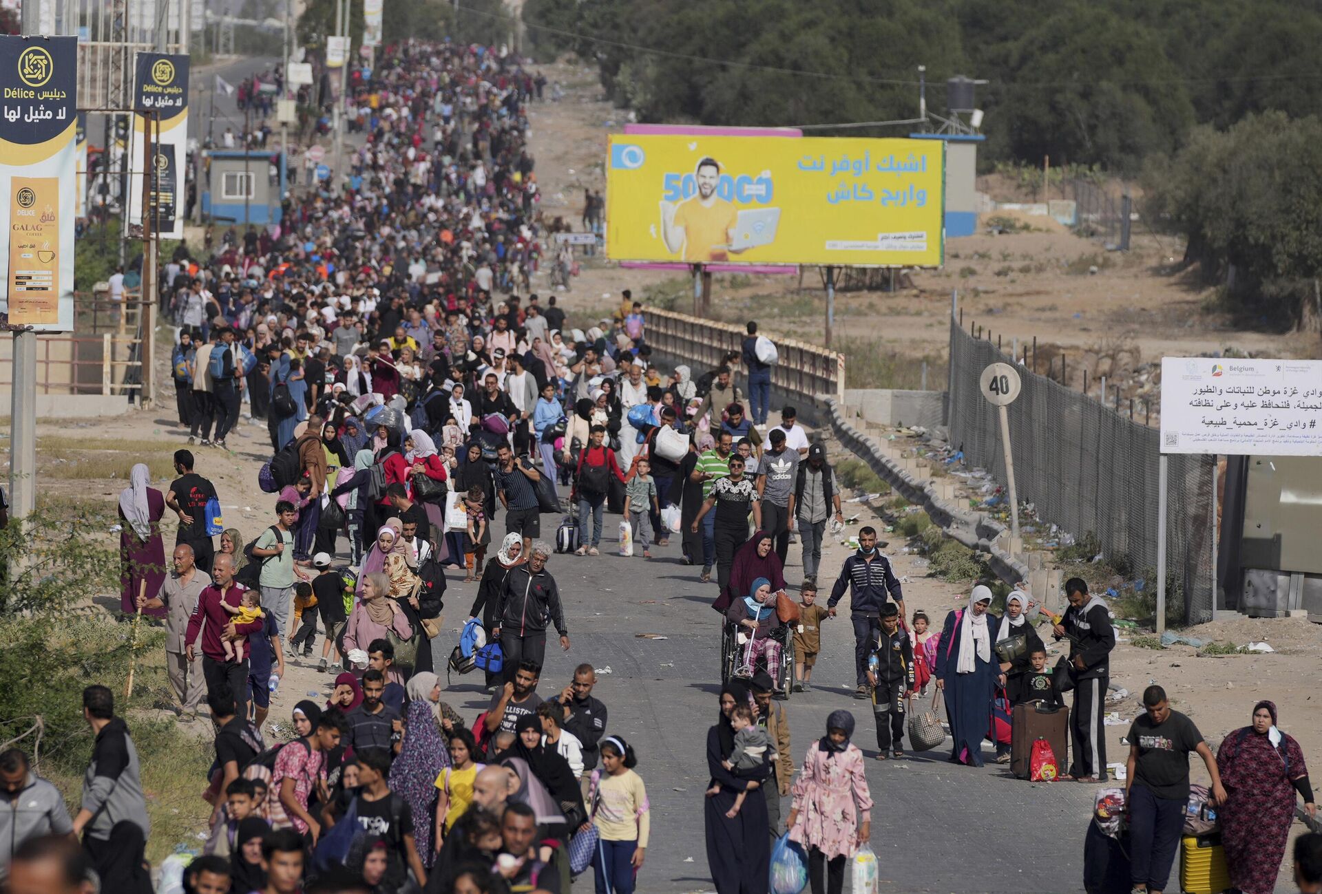 Palestinians flee to the southern Gaza Strip along Salah al-Din Street in Bureij, Gaza Strip, Thursday, Nov. 9, 2023. - Sputnik India, 1920, 10.11.2023