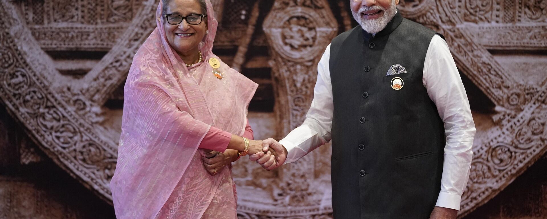 India's Prime Minister Narendra Modi (R) shakes hand with his Bangladesh counterpart Sheikh Hasina ahead of the G20 Leaders' Summit at the Bharat Mandapam in New Delhi on September 9, 2023. - Sputnik India, 1920, 20.06.2024