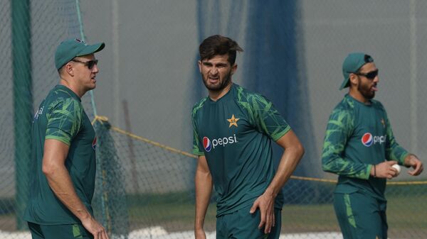 Pakistan's Shaheen Afridi, center, speaks to bowling coach Morne Morkel, left, during a practice session ahead of the ICC Men's Cricket World Cup match between Afghanistan and Pakistan in Chennai, India, Sunday, Oct. 22, 2023. - Sputnik India