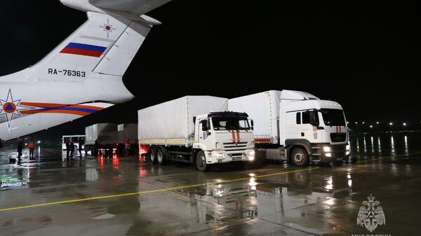 Russian Emergencies Ministry trucks deliver about 27 tons of food for Gaza residents to a special Russian Emergencies Ministry Il-76 aircraft at Ramenskoye airport.  - Sputnik India