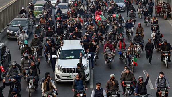 Supporters and activists of Pakistan Tehreek-e-Insaf (PTI) party take part in an election campaign rally in Lahore on January 28, 2024. - Sputnik India