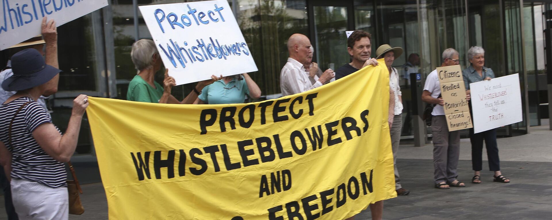 Banners in support of former army lawyer David McBride are shown during a rally before his court appearance in Canberra, Australia, Friday, Feb. 14, 2020 - Sputnik India, 1920, 14.05.2024