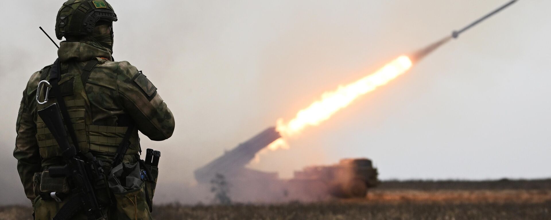 Russian servicemen fire a BM-27 Uragan (Hurricane) multiple rocket launcher towards Ukrainian positions - Sputnik India, 1920, 15.03.2025